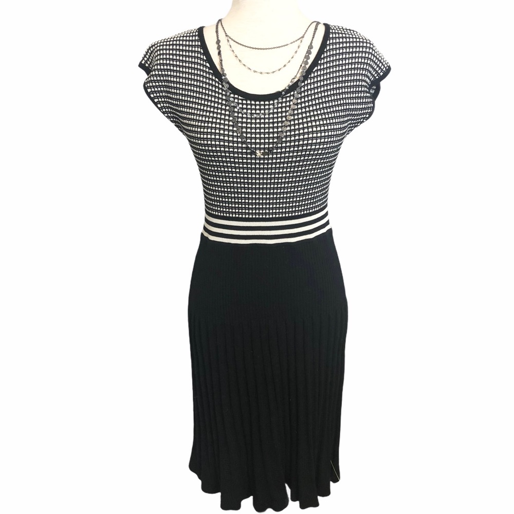 Max Studio Women’s Knit Sweater Dress Size Small Black  and Ivory